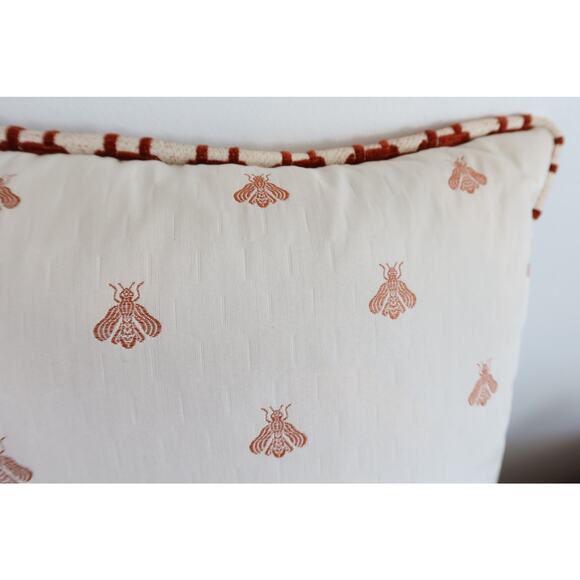 Beautiful Bee 24" Throw Pillow with Contrasting Trim Pottery Barn Down Insert - Picture 3 of 3